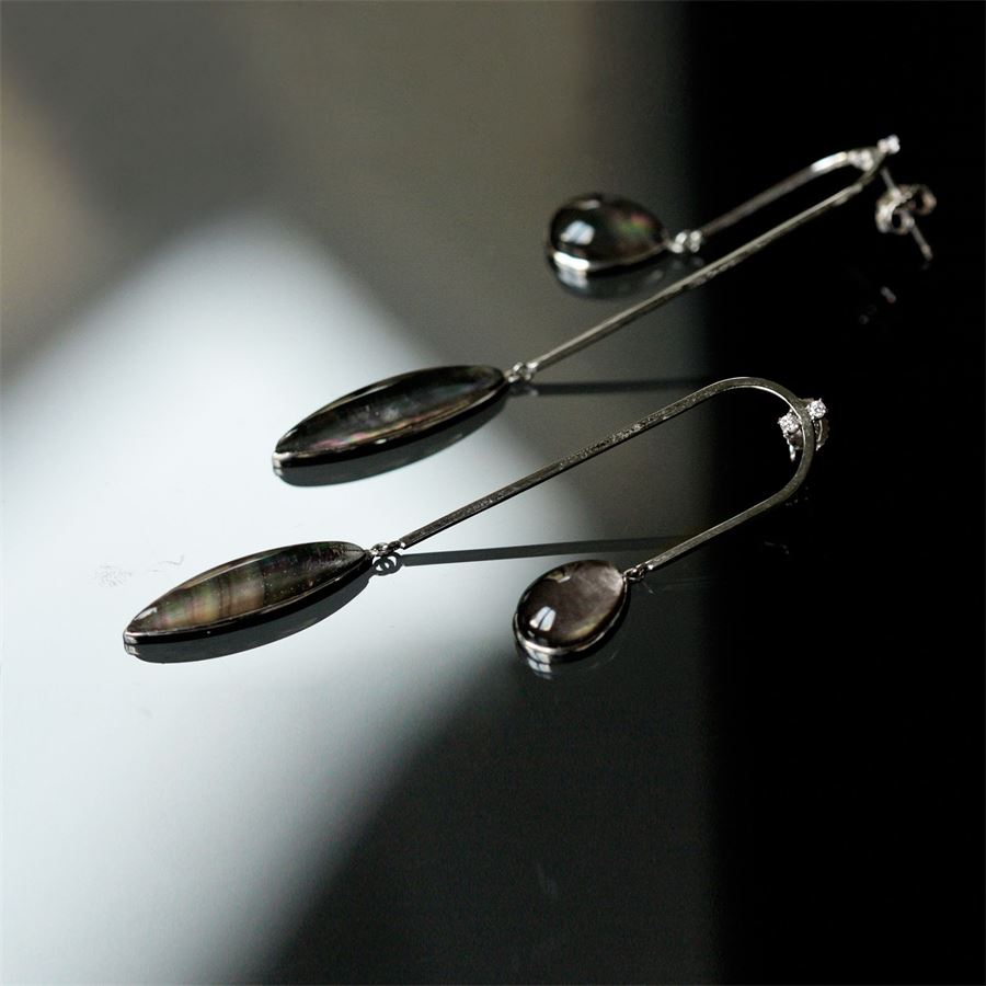 Curved 'Amo' earrings with m.o.p. AURUM | OR AMO CRV MAU18B MOP GRI CT 0,08